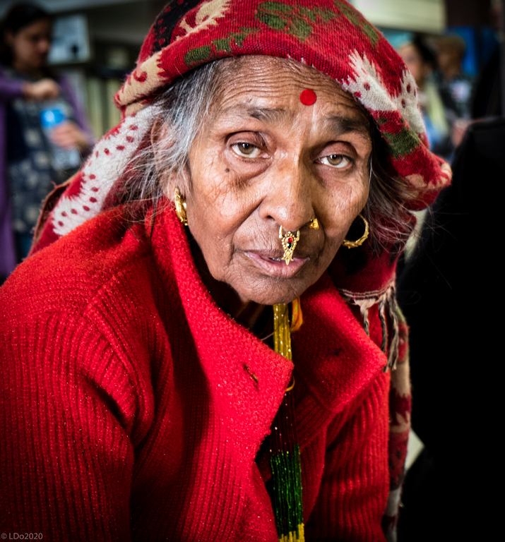 Frau in traditioneller Kleidung in Kathmandu 2017