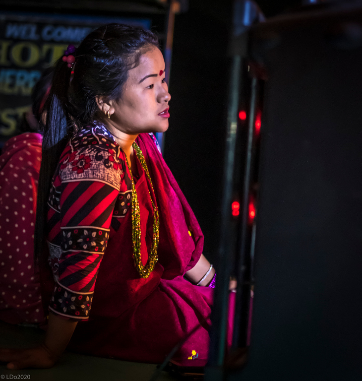 Junge Frau bei Dorffest in Nepal 2017