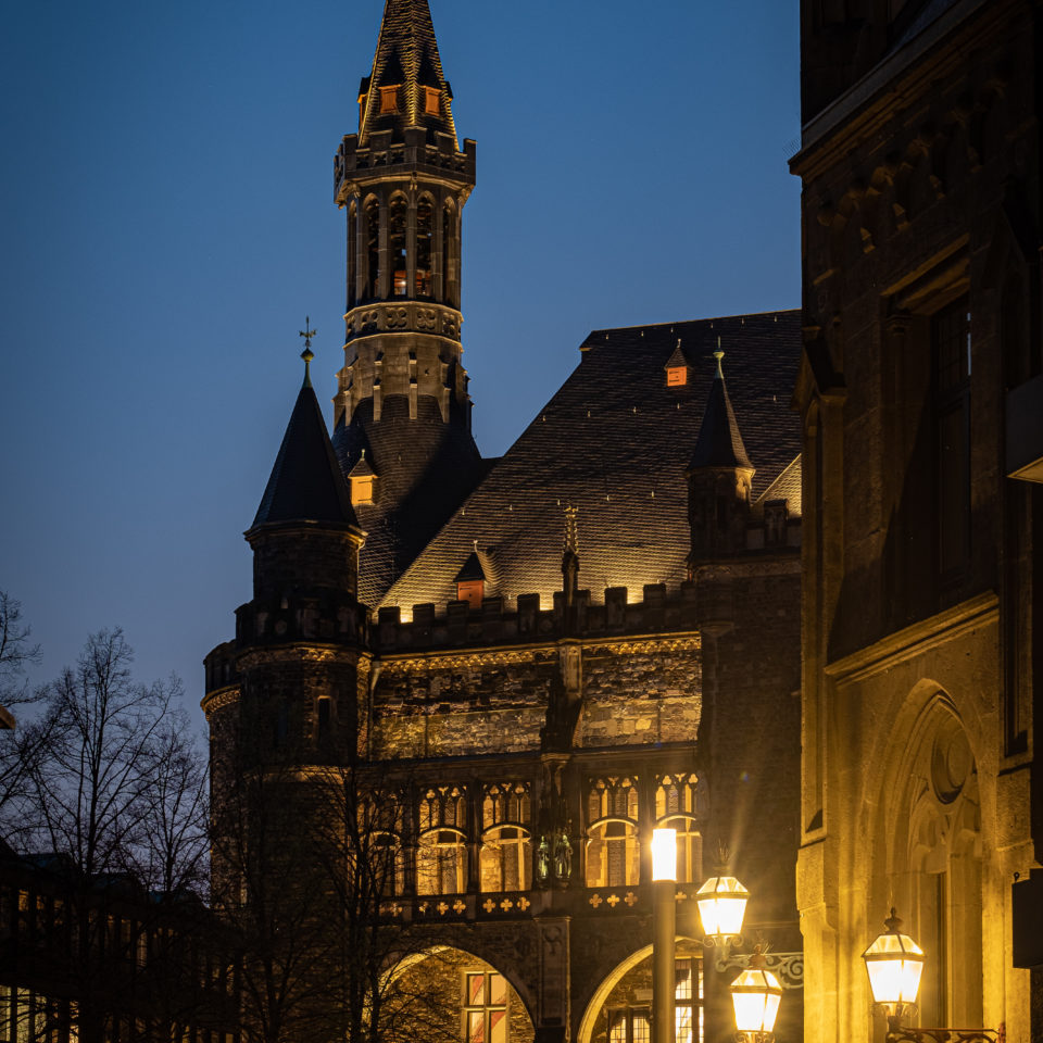 Rathaus bei Nacht, Blick vom Katschhof auf den Marktturm, Aachen 2021