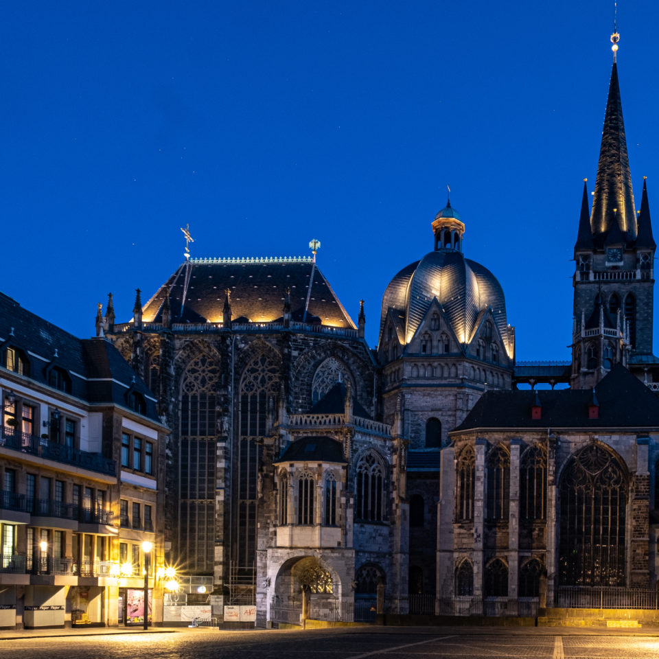 Dom bei Nacht, Ansicht vom Katschhof, Aachen 2021