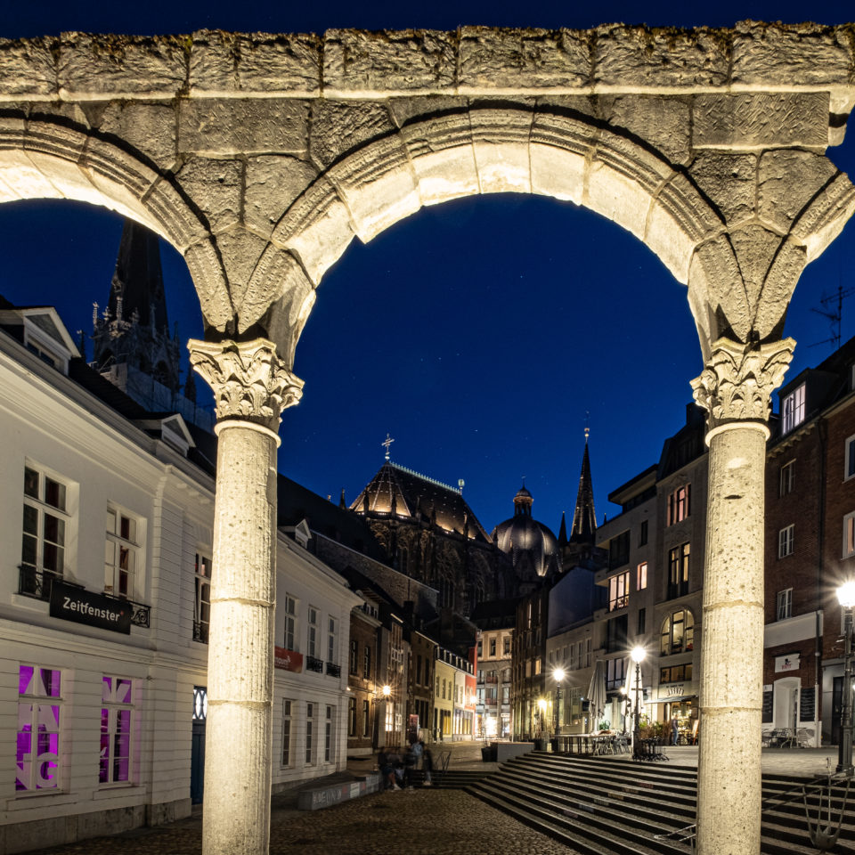 Hof, Blick durch den römischen Portikus auf den Dom bei Nacht, Aachen 2021
